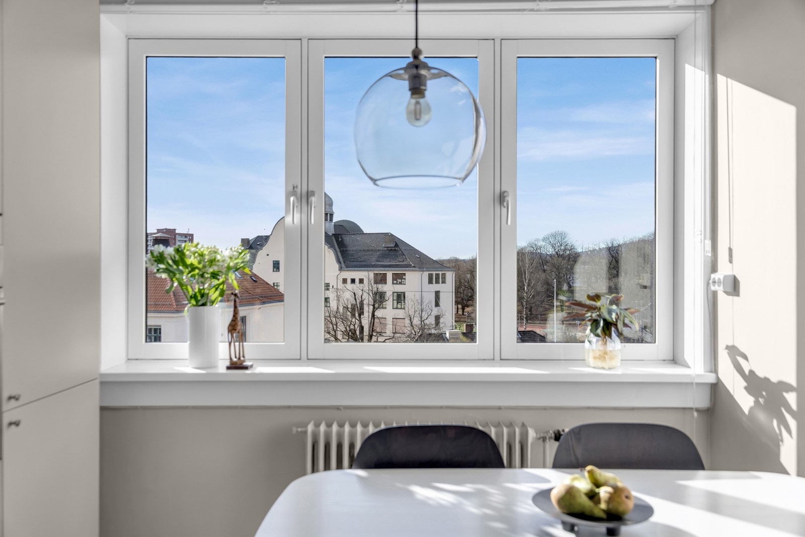 På kjøkkenet har du godt med naturlig lys fra store vindusflater. Galleribilde