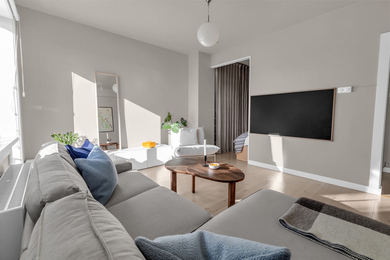 Stuen har god plass til sofagruppe og øvrig møblement. Galleribilde