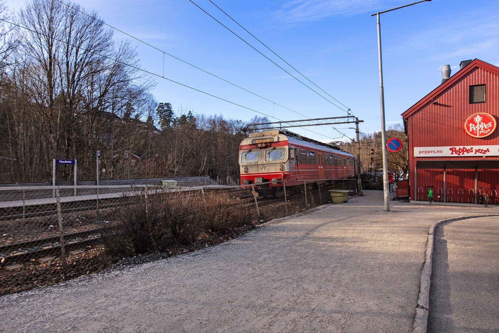 Under 3 minutters gange til toget som tar deg inn til Oslo S på rundt 10 minutter! Galleribilde