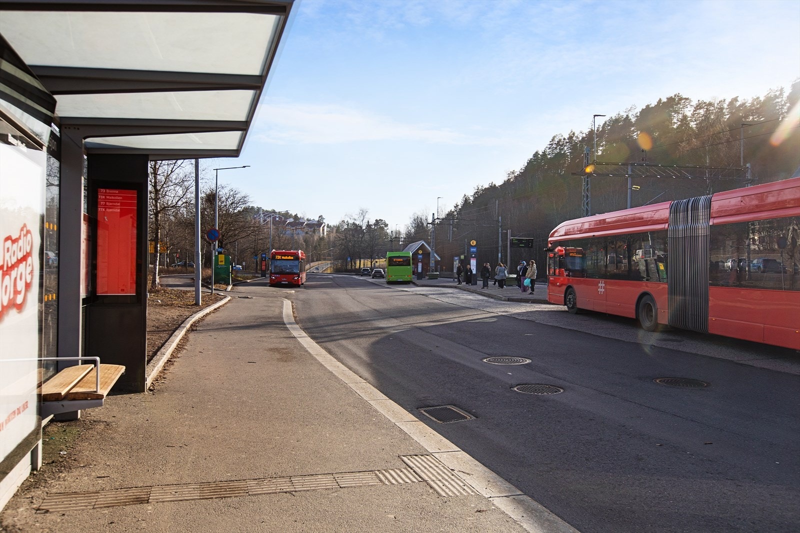 Buss og togstasjon vis-a-vis senteret. Galleribilde