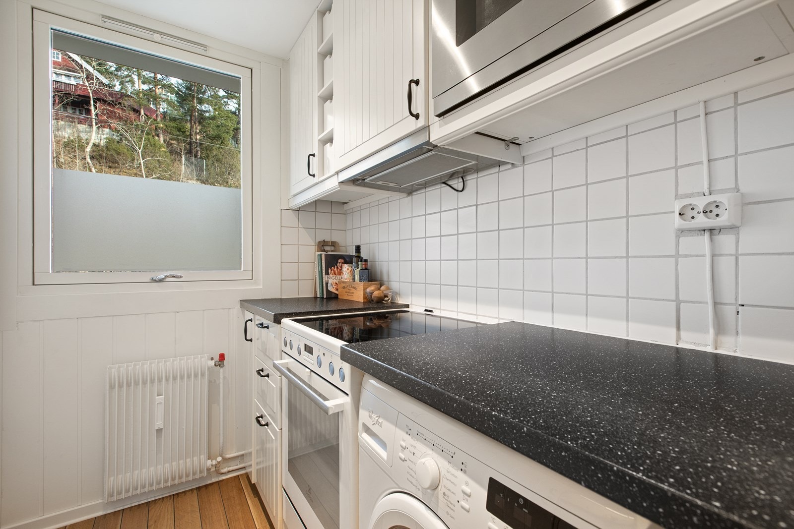 Det er opplegg for vaskemaskin på kjøkkenet, samt tilgang til fellesvaskeri. Galleribilde