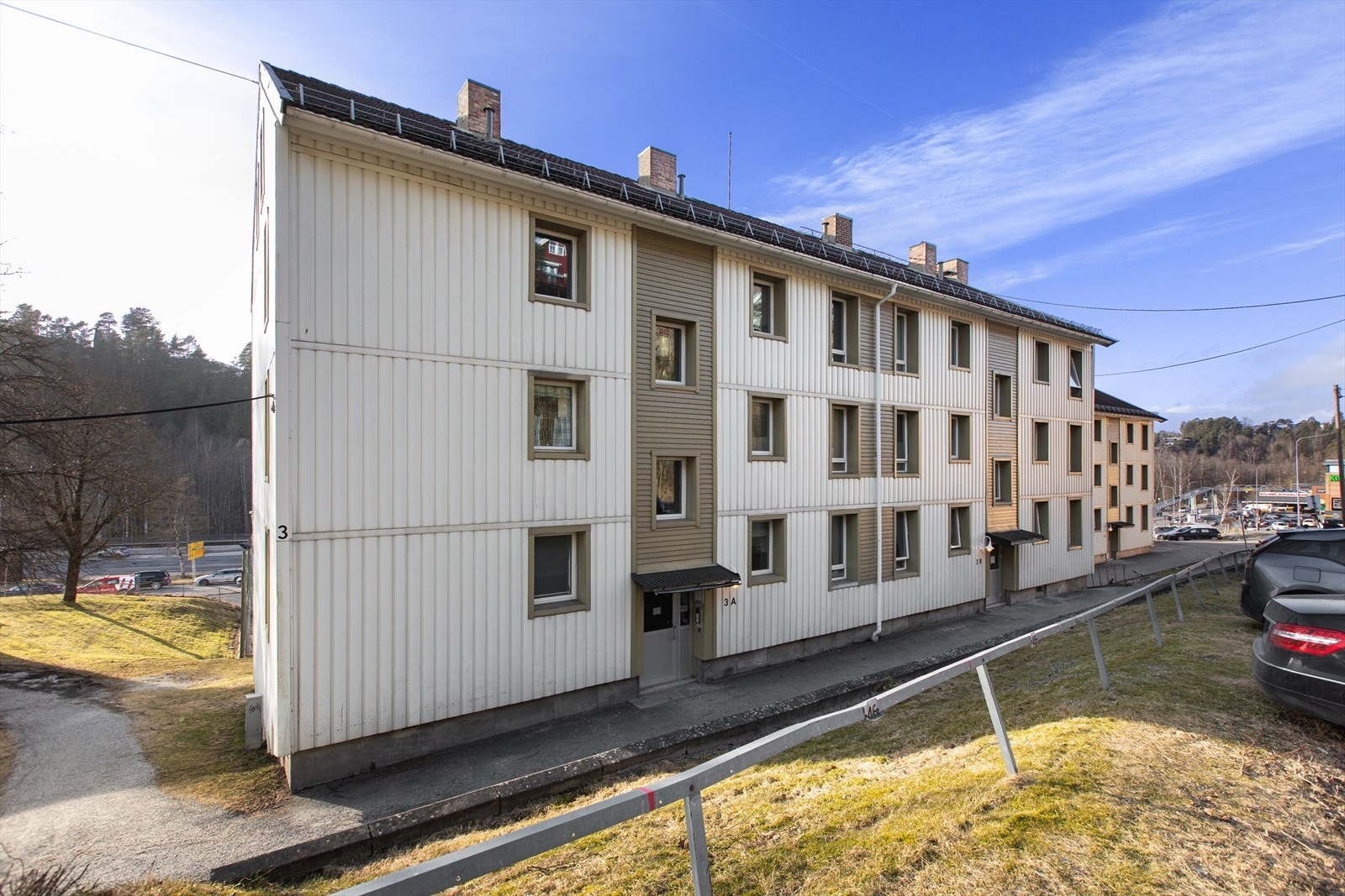 Veldrevet borettslag. Blant annet er det skiftet vinduer i 2013 og i 2026 er det satt inn nye ytterdører til alle enheter. Galleribilde