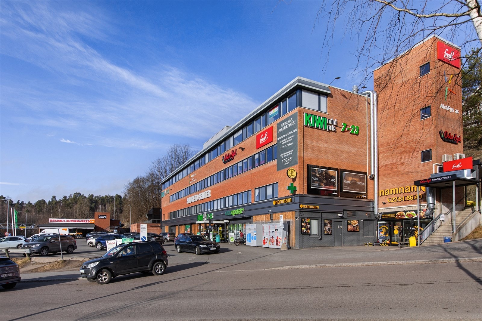 Rett ved blokka ligger senteret med bl.a. Kiwi, treningssenter og spisesteder. Galleribilde