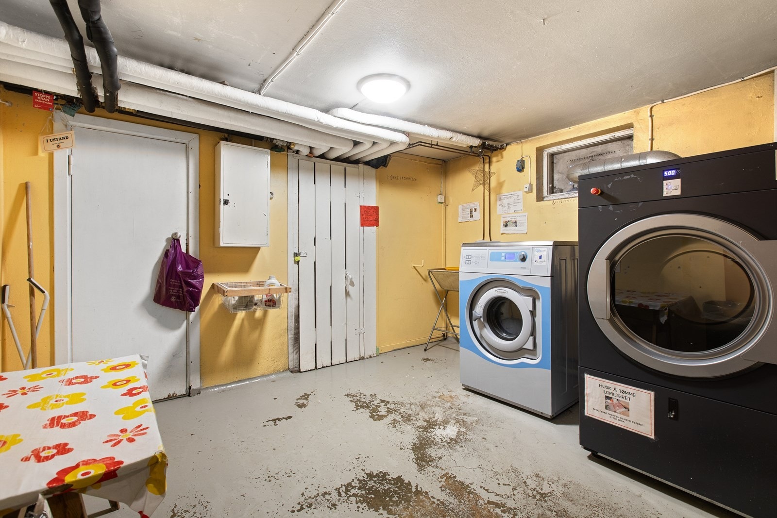 Det er opplegg for vaskemaskin på kjøkkenet, samt tilgang til fellesvaskeri. Galleribilde