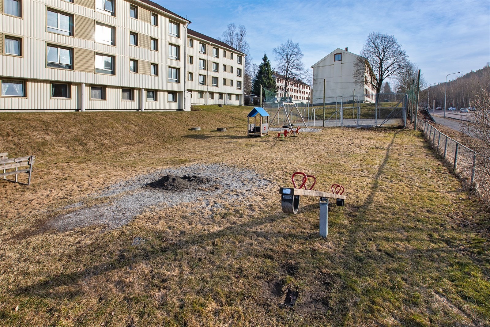 Borettslaget har hyggelige fellesarealer med blant annet ballbinge, lekeplass, grillplass og hageareal. Galleribilde