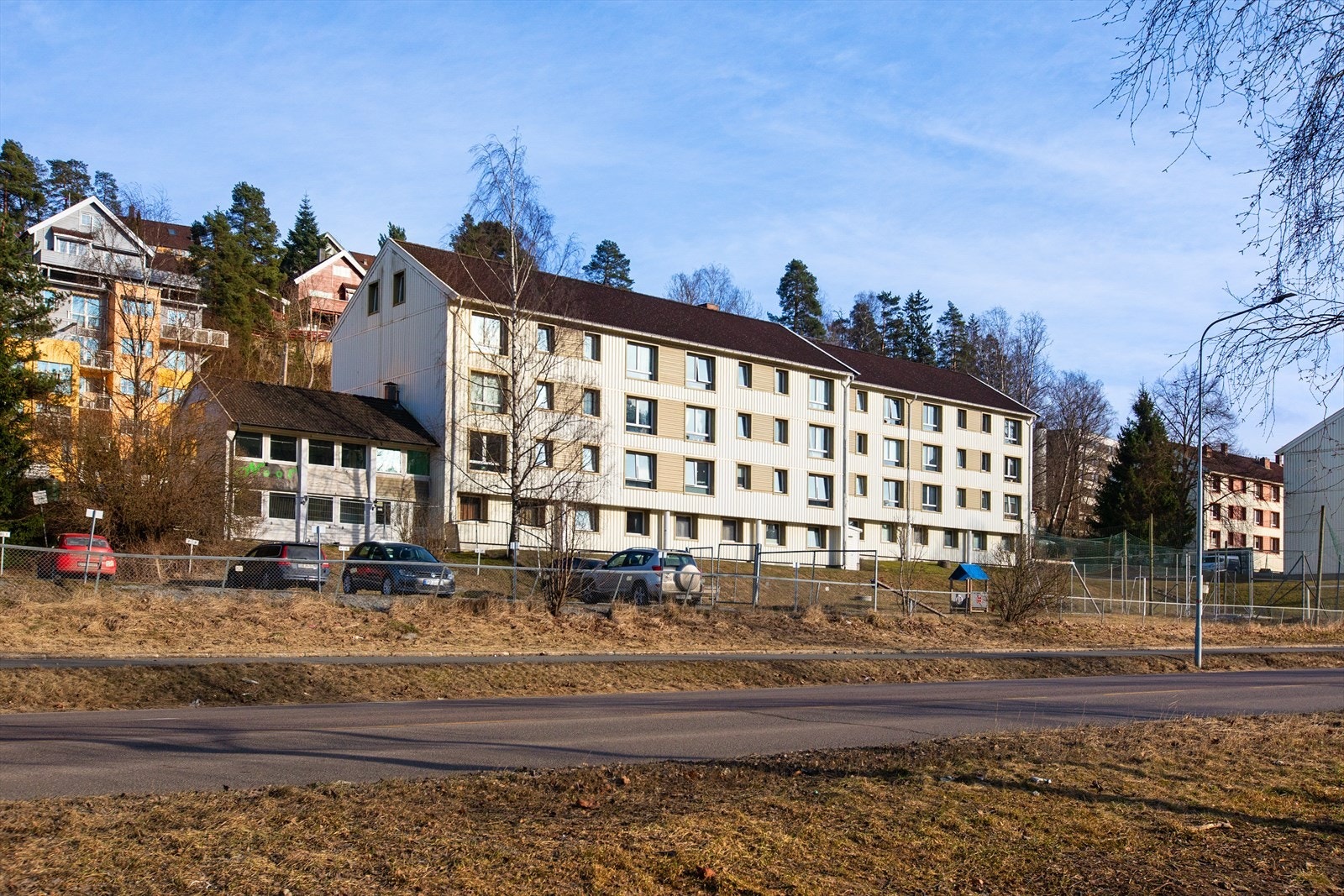 Leiligheten ligger sentralt til i et veldrevet borettslaget, like ved senteret og togstasjonen. Galleribilde