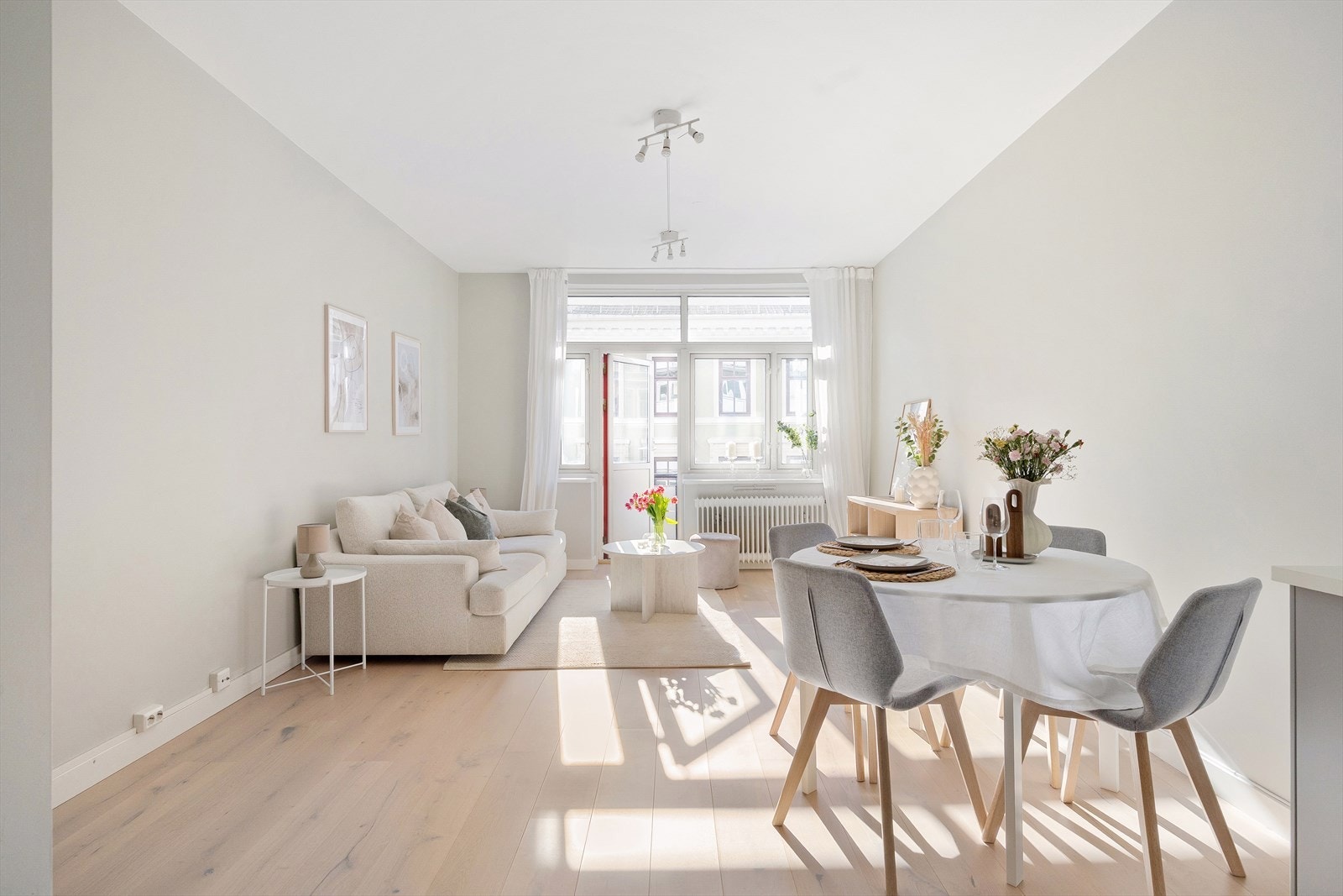 Stuen er det naturlige oppholdsrommet hvor du har god plass til sofagruppe, TV-møblement og spisebord.
Det er parkett og malte overflater på vegger og himling. Utgang til balkong. Galleribilde