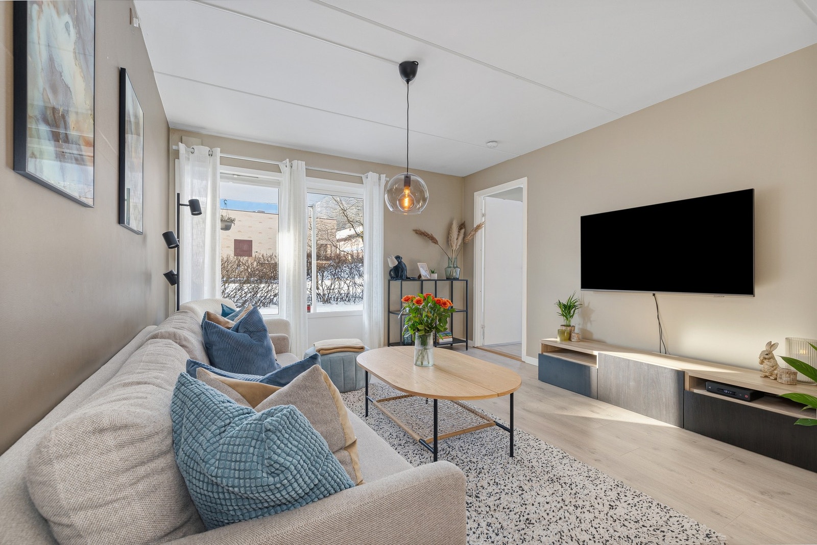 Stue med utgang til terrassen og hagen Galleribilde