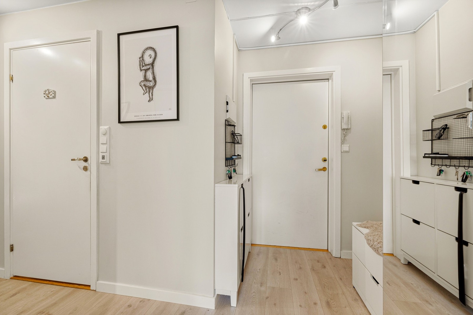 Inngangsparti med god plass til yttertøy og sko Galleribilde