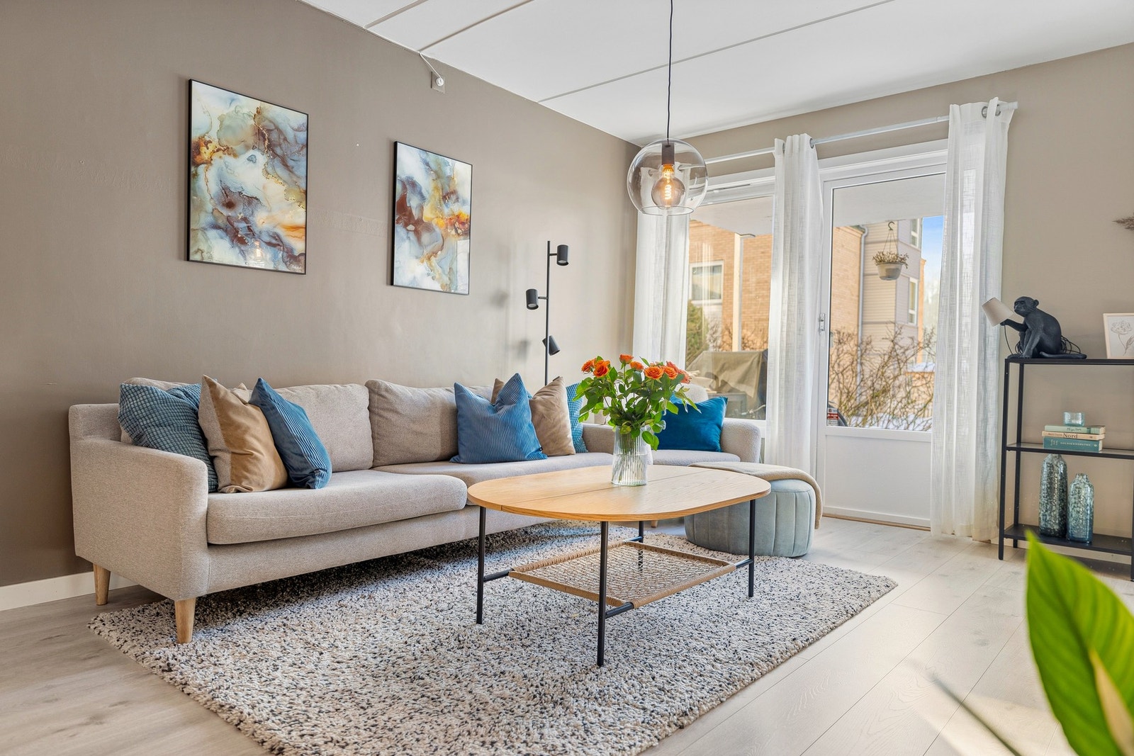 Lys og romslig stue med store vindusflater og godt lysinnslipp. Galleribilde