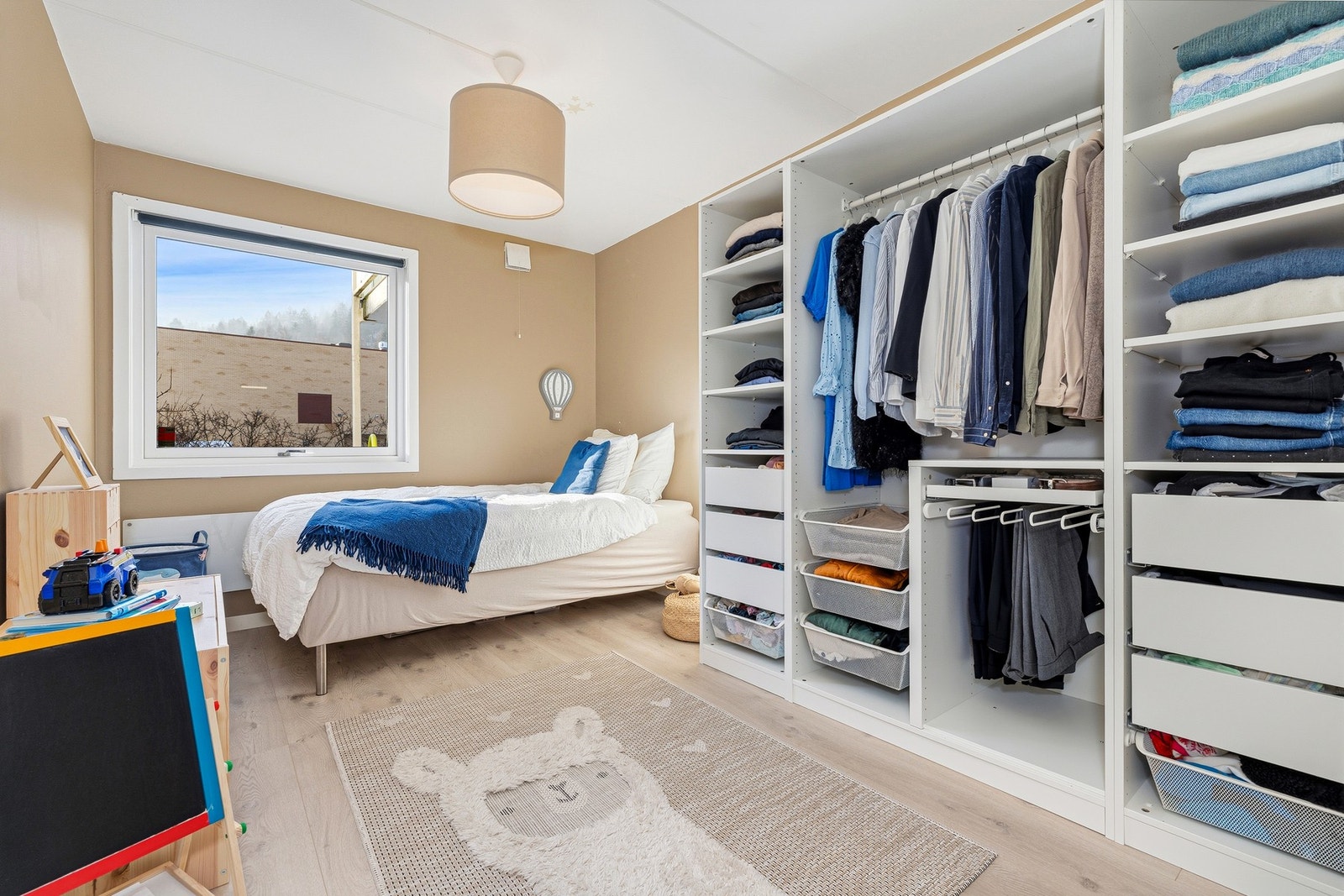 Hovedsoverom med god garderobe løsning Galleribilde