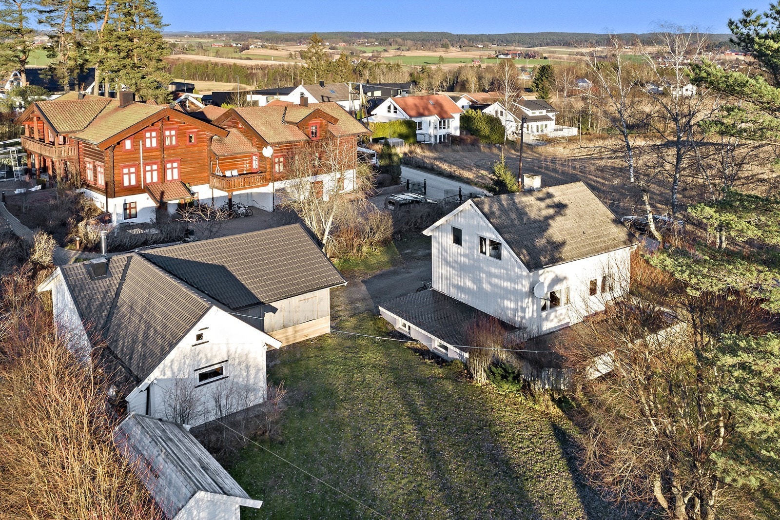 Carport/boder og biloppstillingsplasser på tomten. Galleribilde