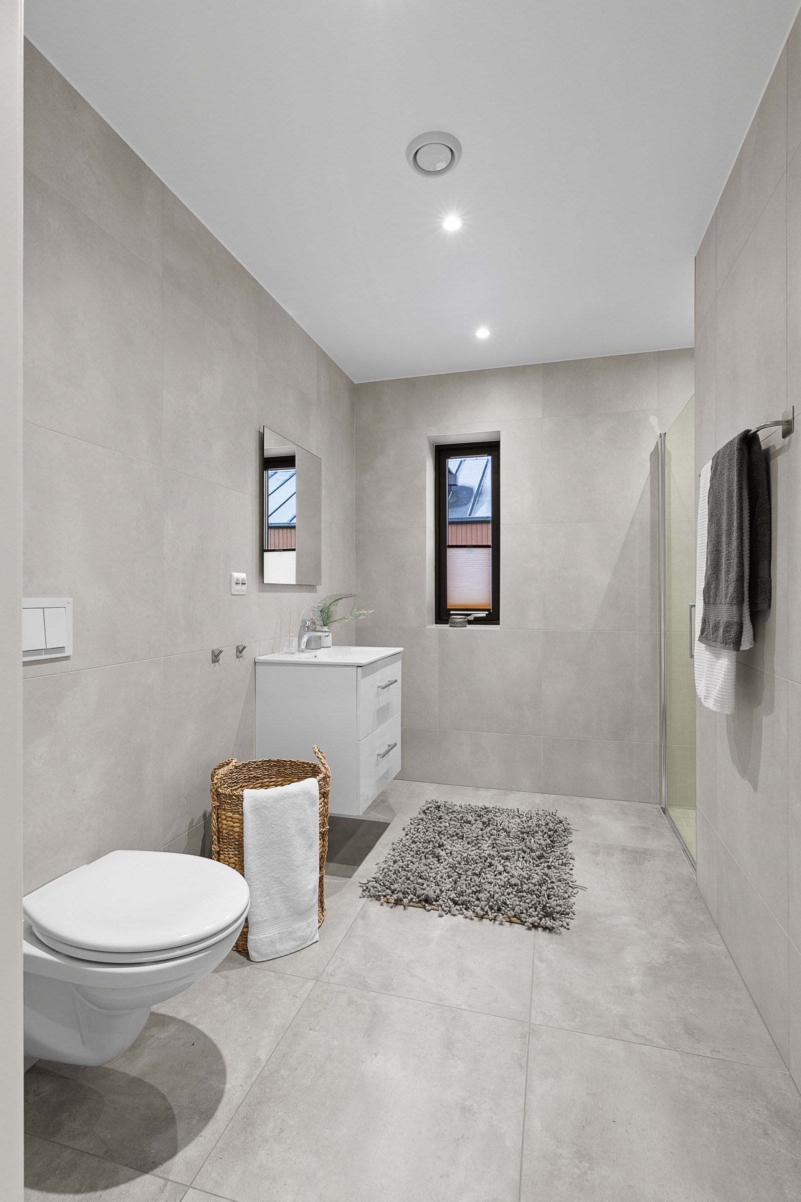 Badet har servant i innredning, dusjnisje og vegghengt toalett Galleribilde