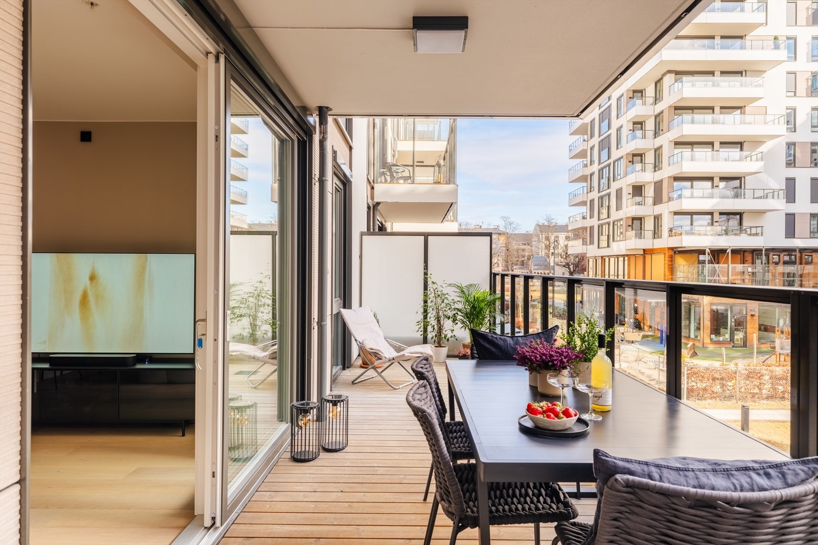Fra stuen har du direkte tilgang til flott sørøstvendt terrasse på ca. 16 m² med sol fra morgenkvisten til tidlig ettermiddag på høysommer. Galleribilde