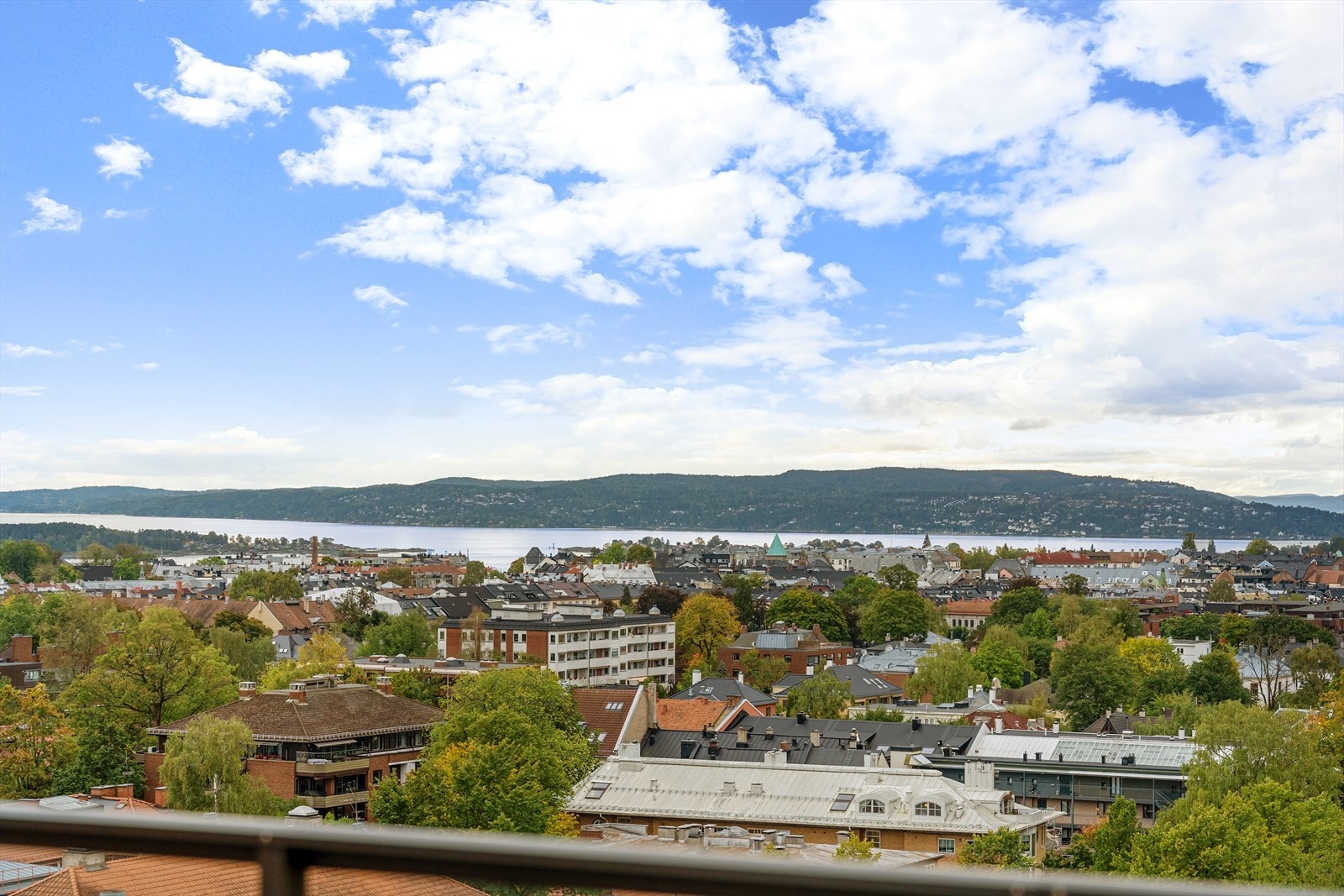 Ikke minst har du fantastisk utsikt over Oslo i alle retninger fordelt på de 3 takterrassene. Galleribilde