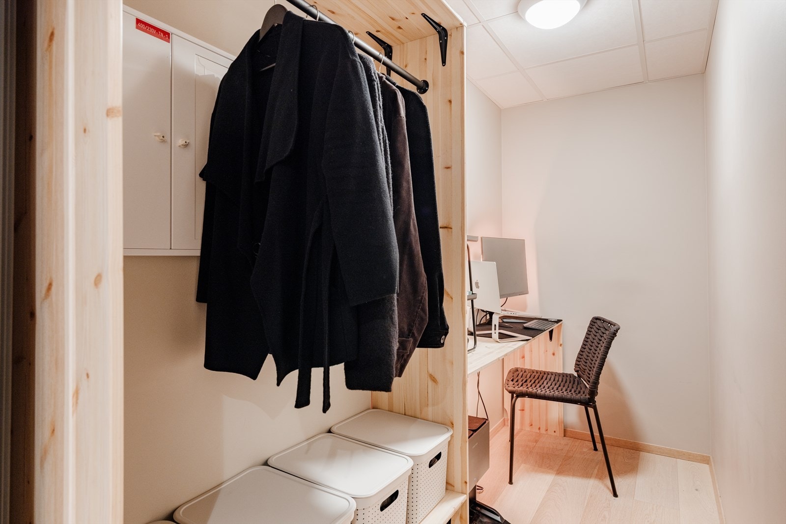 I leiligheten har man også separat bod med god lagringsplass, en flott tilleggsfasilitet for enkel og tilgjengelig oppbevaring. Galleribilde