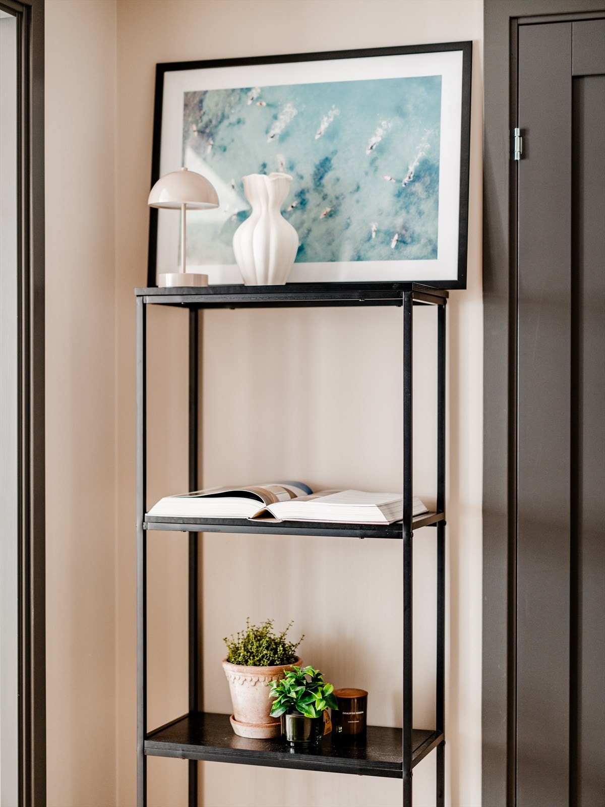 Leiligheten har en innbydende entré med vegger malt i tidløse nyanser, kombinert med lyse gulvflater som bidrar til harmonisk helhet. Baderom og entré er oppgradert med Warmdim spottebelysning. Galleribilde