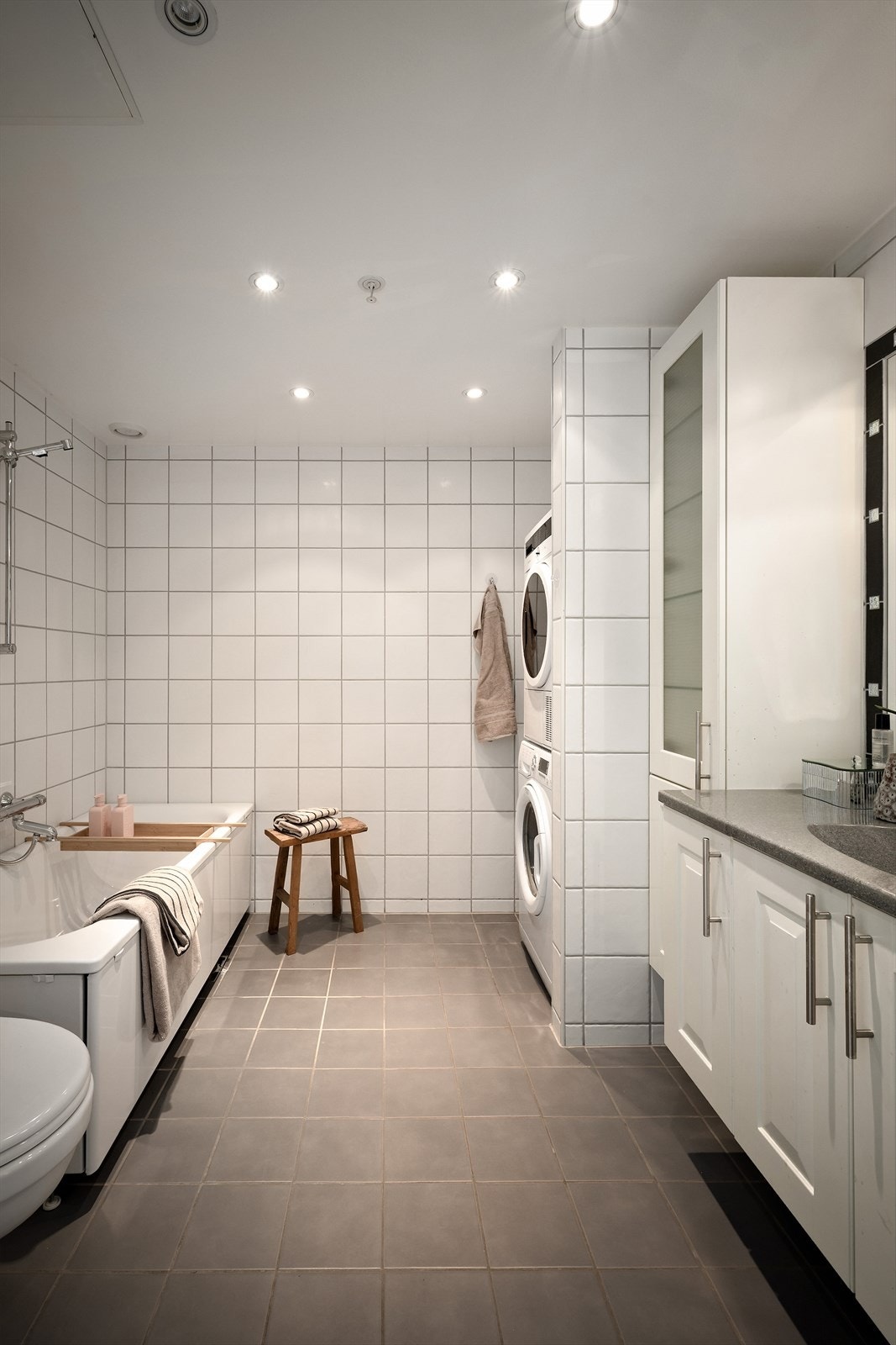 Badet er av god størrelse, med badekar, toalett og opplegg for både vaskemaskin og tørketrommel. Galleribilde