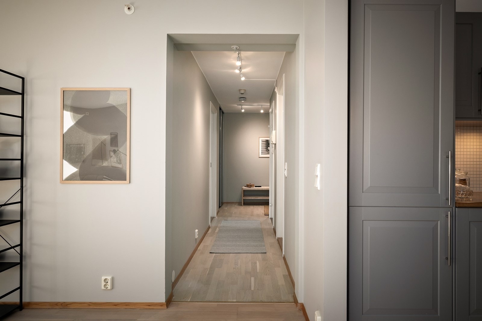 Leiligheten har en langstrakt gang med adkomst til innvendig bod. Galleribilde