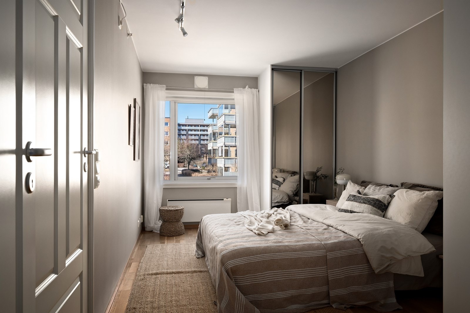 Mastersoverommet har god plass til dobbeltseng, og er utstyrt med skyvedørsgarderobe. Galleribilde