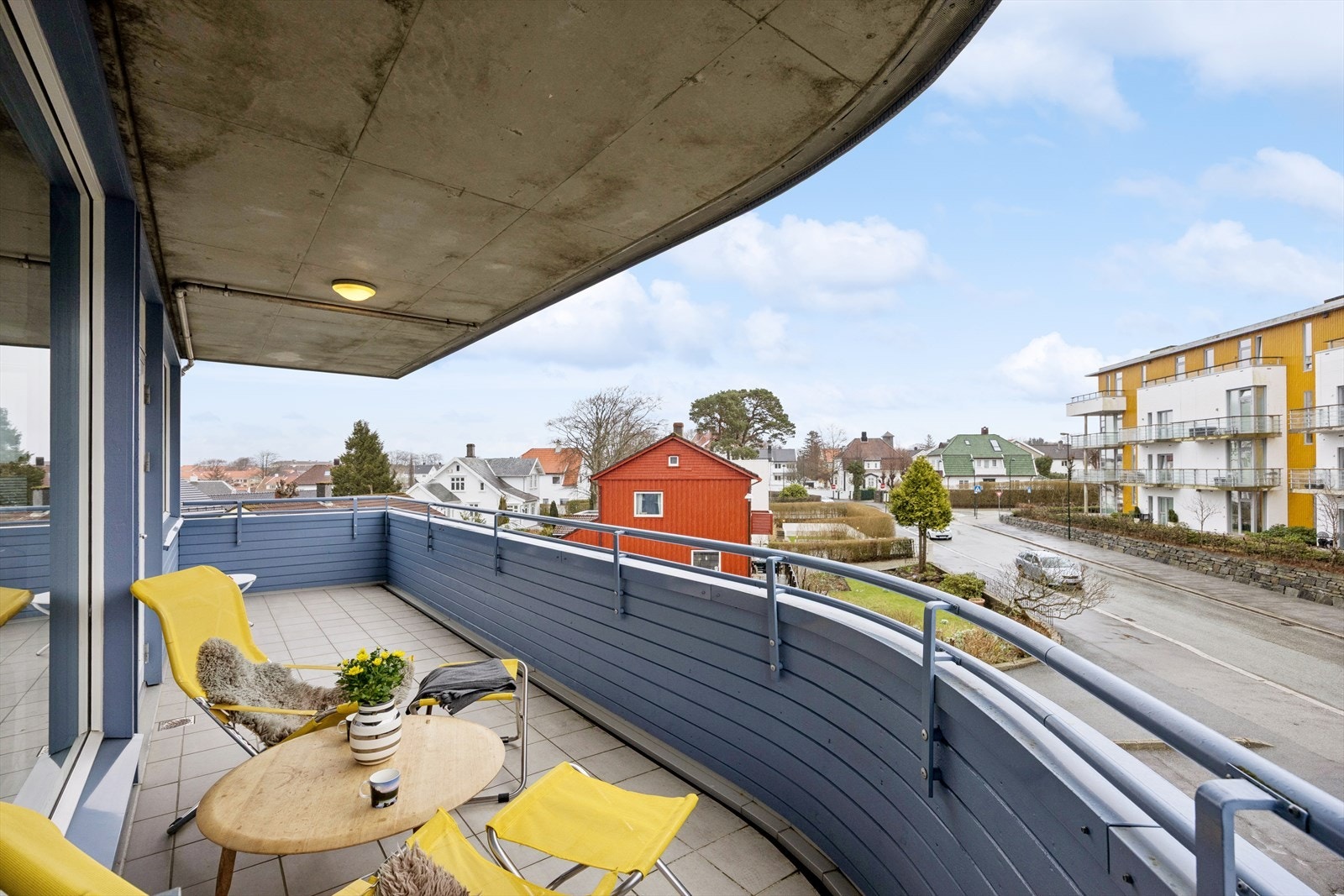 Romslig balkong med plass til møblement - perfekt for å nyte de flotte dagene utendørs. Galleribilde