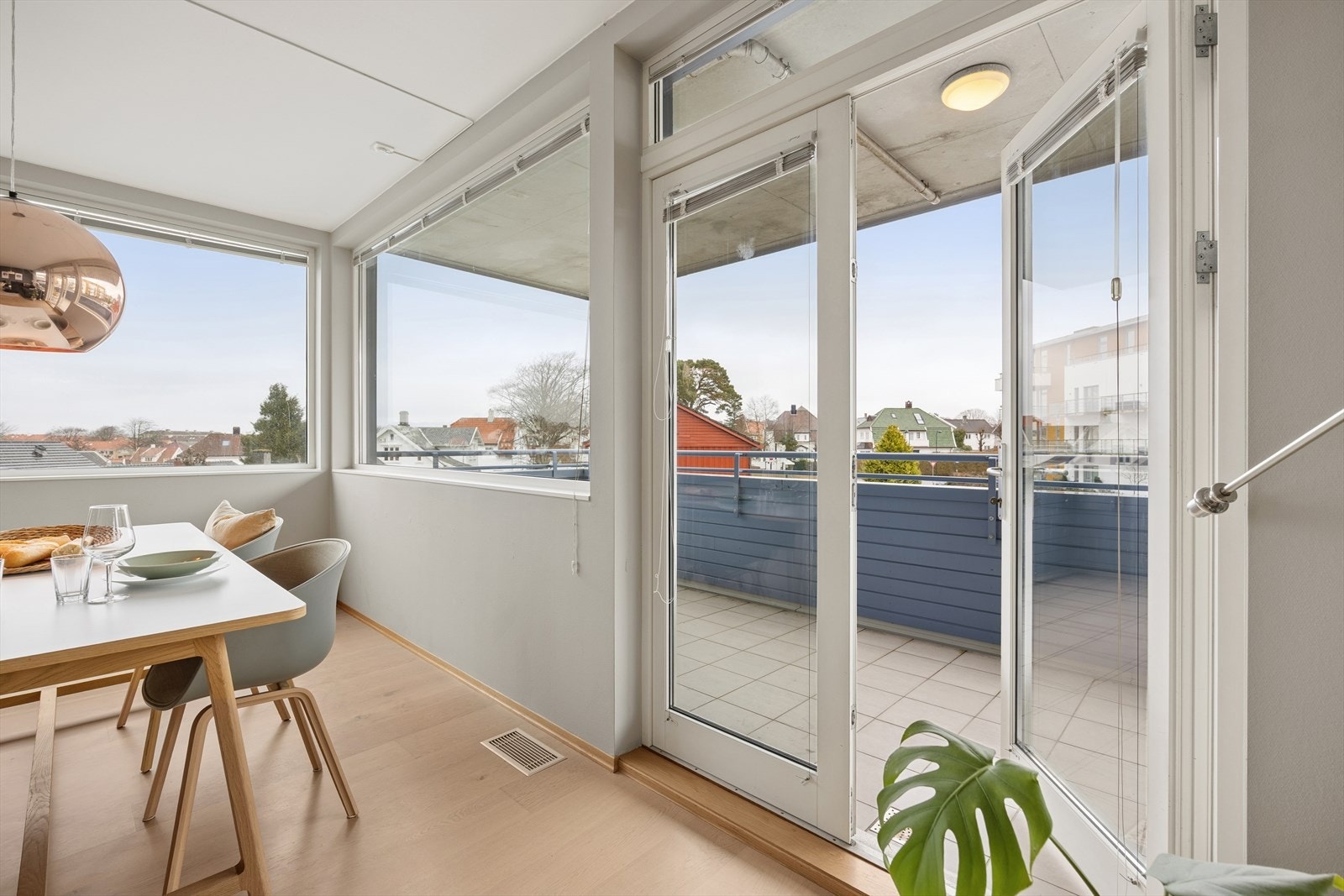 Nyt sommerdager på balkongen - en fin forlengelse av stuen som byr på lys og gode uteopplevelser store deler av dagen. Galleribilde