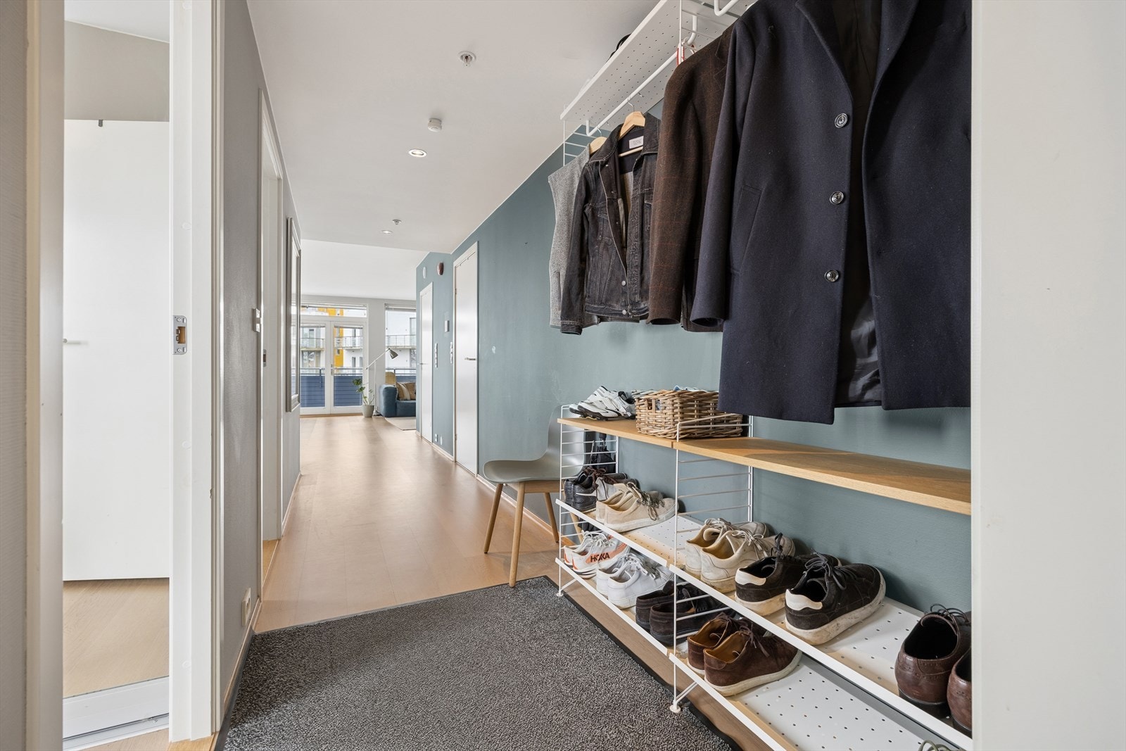 Innbydende entré med god plass til bekledning, sko og hverdagsutstyr - et praktisk og ryddig førsteinntrykk når du kommer hjem. Galleribilde