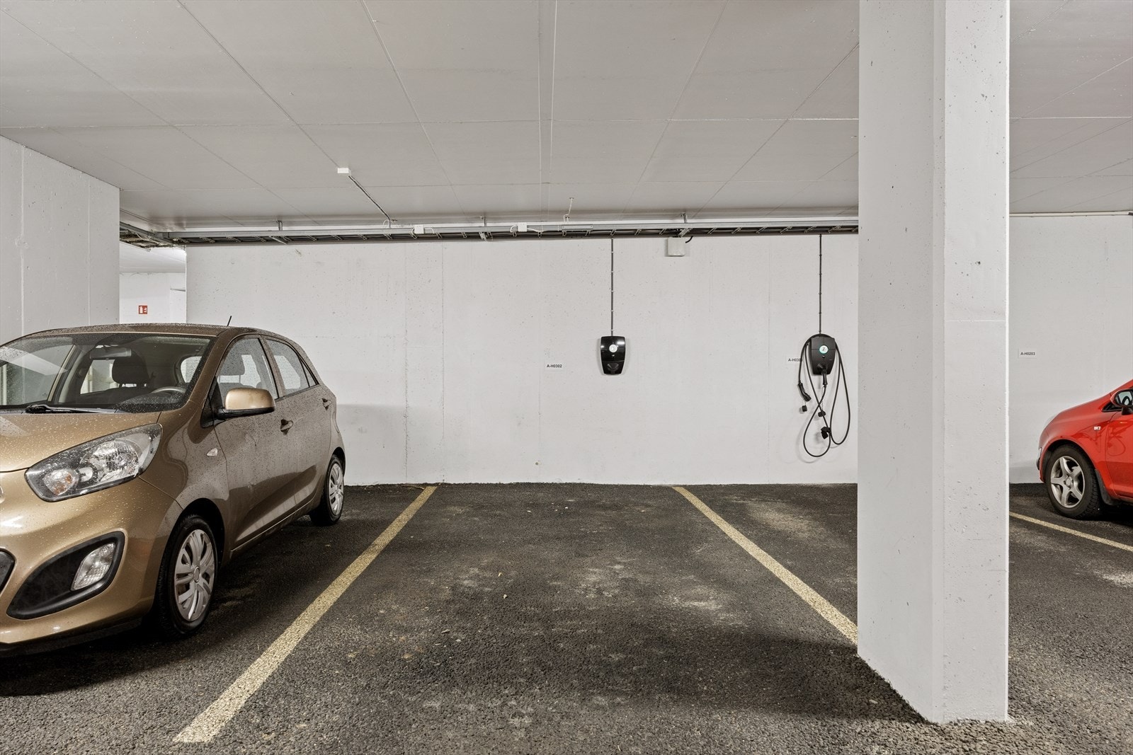 Parkering på oppmerket plass i lukket anlegg med elbil lader Galleribilde