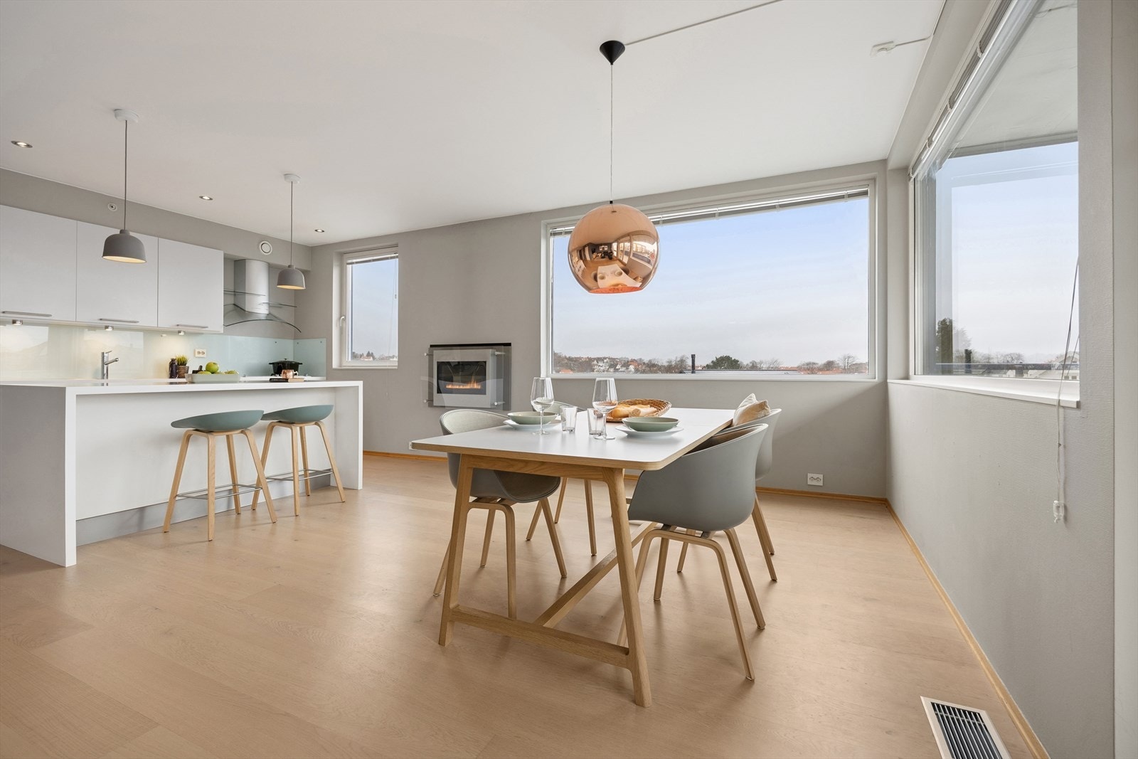 Leiligheten har store vindusflater som gir gode mengder dagslys Galleribilde