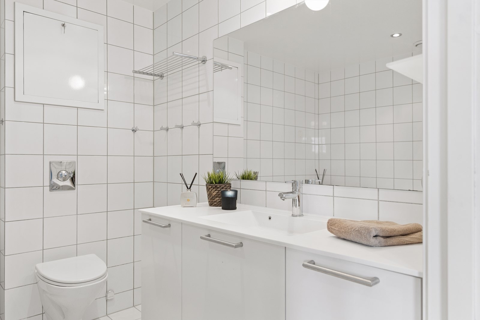 Vegghengt toalett, spotter i tak og bredt servantskap Galleribilde