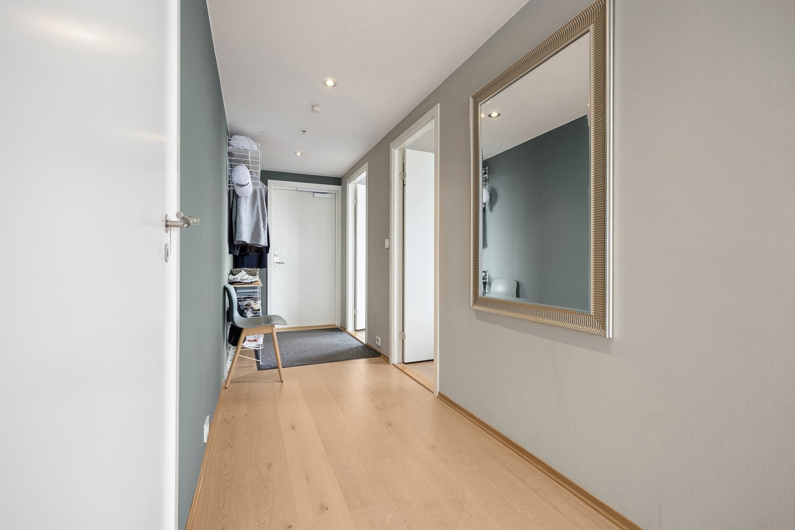 Gjennomtenkt planløsning med gang som gir naturlig adkomst til åpen stue- og kjøkken løsning, vaskerom, bad og begge soverommene. Galleribilde