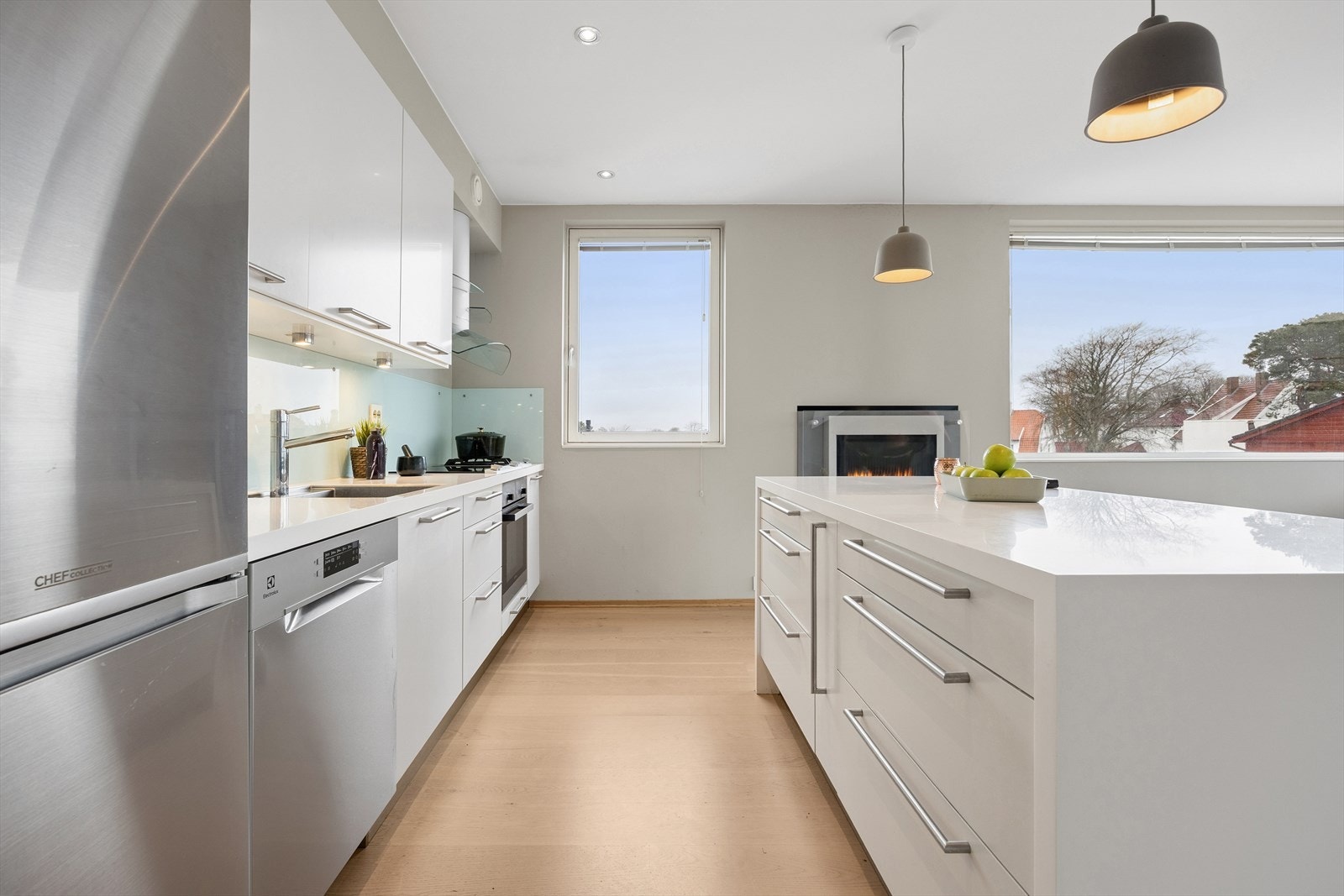 Smarte løsninger med masse oppbevaringsplass i skap og skuffer holder alt ryddig og lett tilgjengelig. Galleribilde