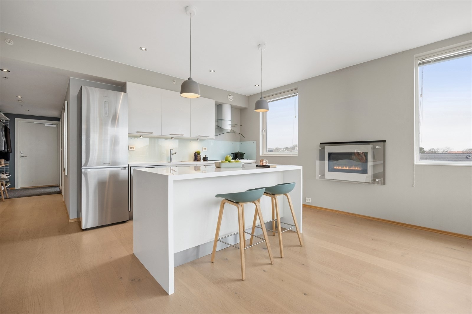 Stilrent kjøkken med praktisk kjøkkenøy og romslig benkeplass. Her er alt lagt til rette for gode matopplevelser. Galleribilde