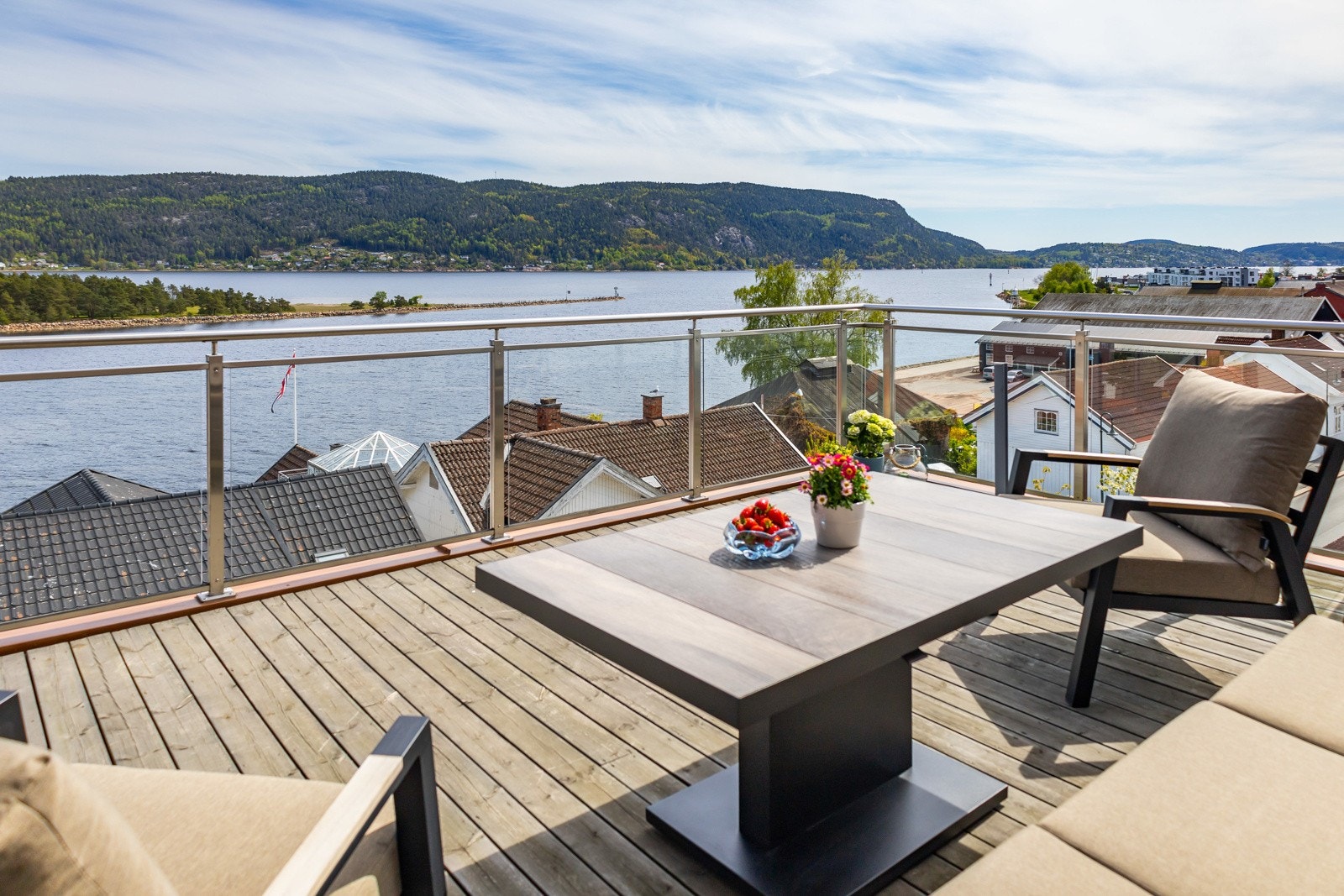 Terrasse med flott utsikt over vannet og omkringliggende landskap. Galleribilde