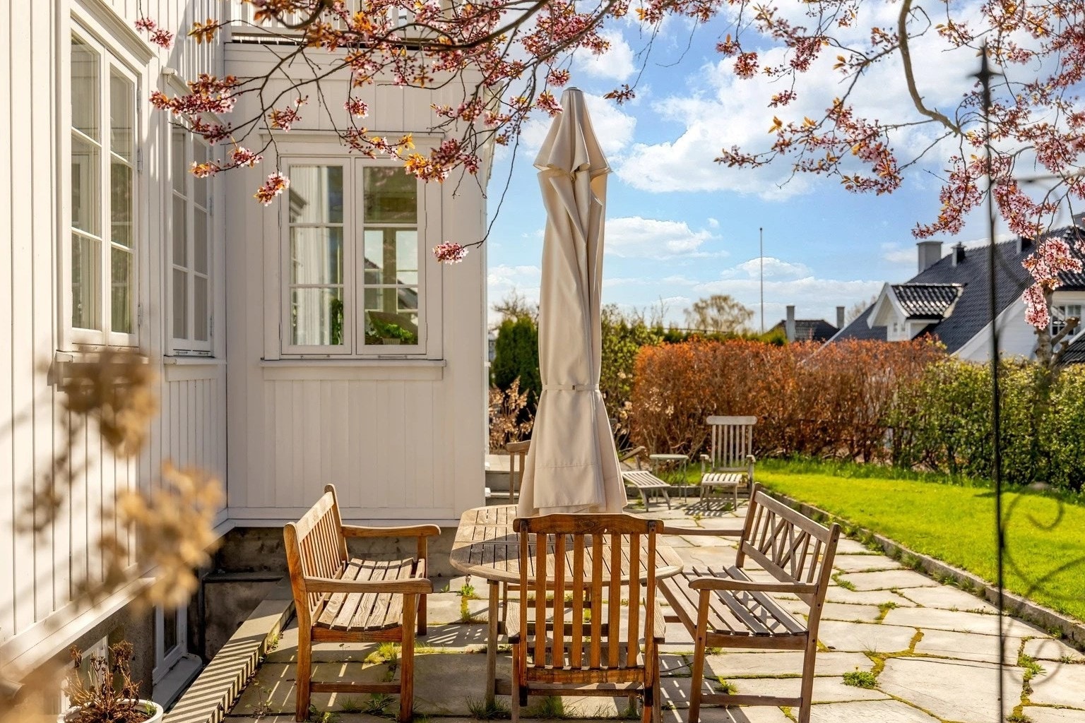 Solrik terrasse med direkte adkomst fra stue/vinterhave Galleribilde