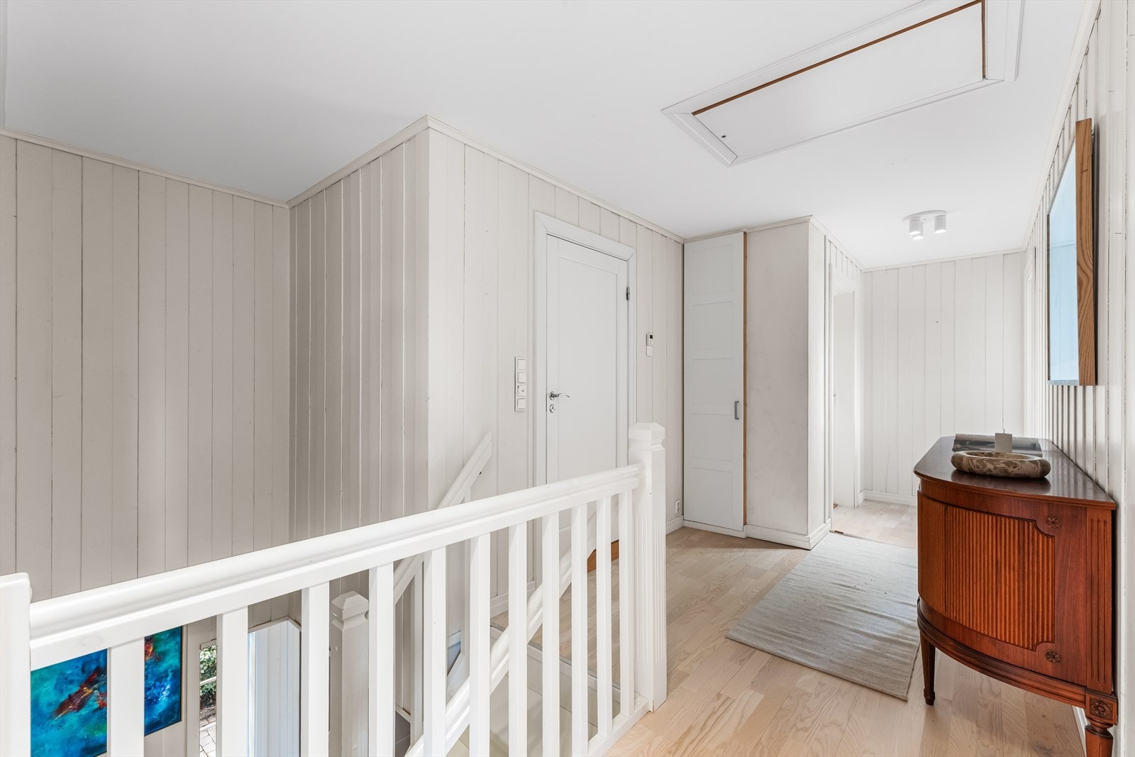 I 2. etasje finner man fire soverom samt to bad/wc. Dette gir en svært velfungerende privat etasje med god plass til familie, gjester eller behov for hjemmekontor. Tøy nedkast til vaskerom. Galleribilde