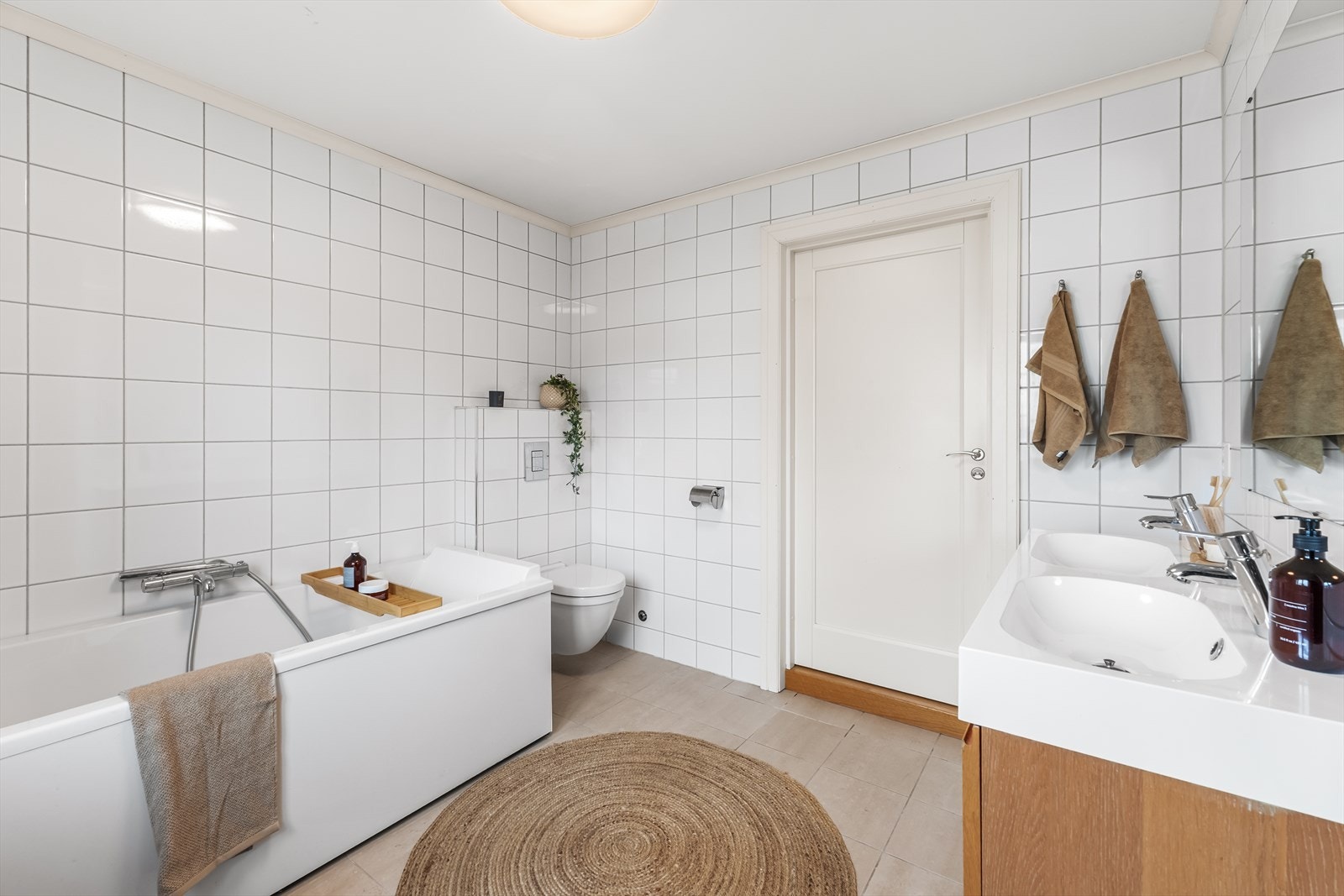 Varmt og behagelig preg, kombinert med god innredning og balansert ventilasjon, gjør dette til et komfortabelt baderom som er godt tilrettelagt for både hverdagsbruk og familieliv. Galleribilde