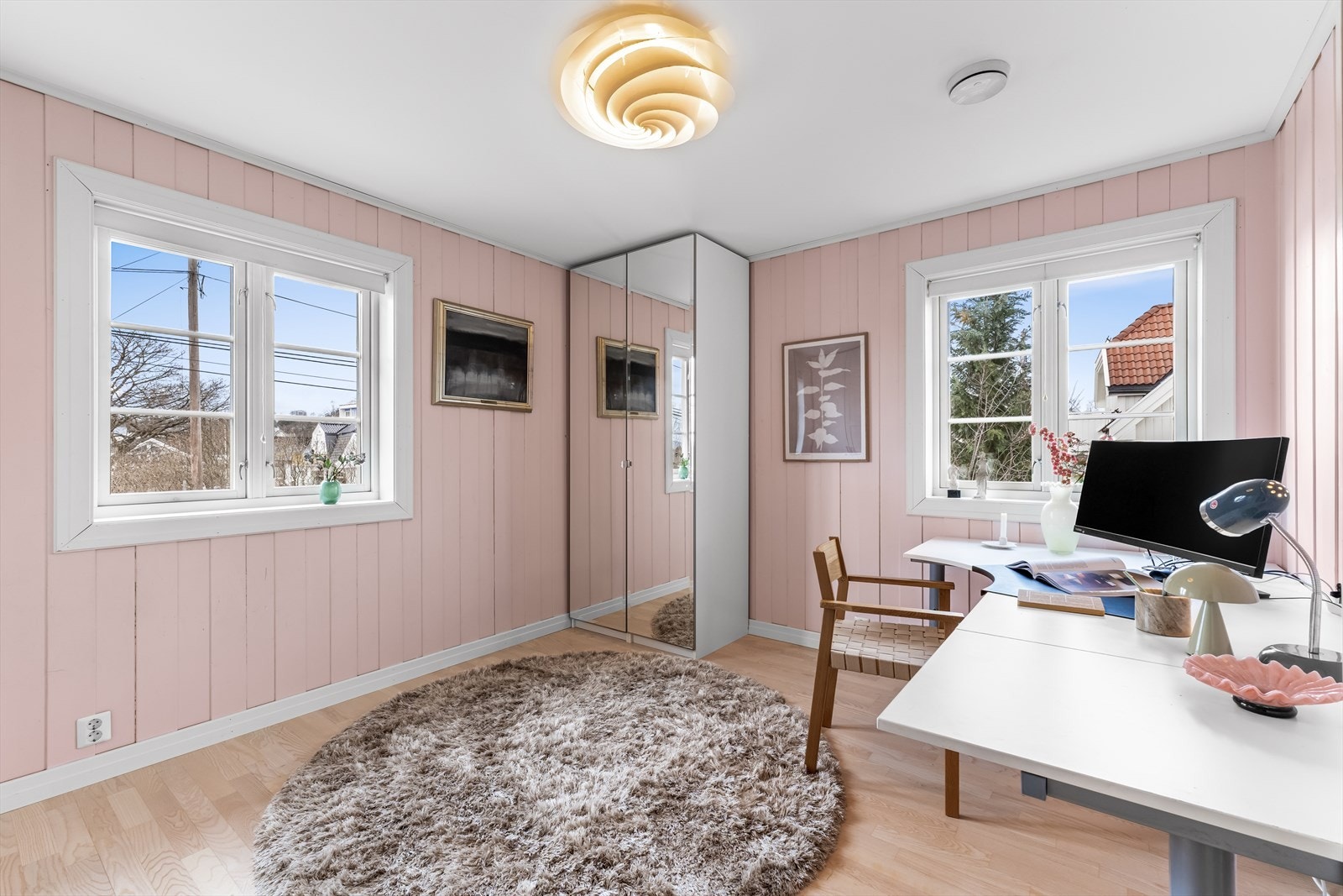 Soverom 4 har godt lysinnslipp med gode vindusflater. Galleribilde