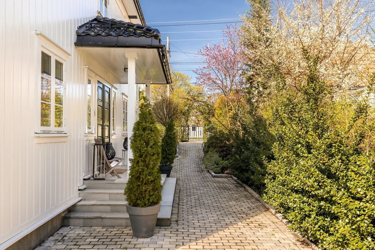 Hellelagt inngangsparti Galleribilde