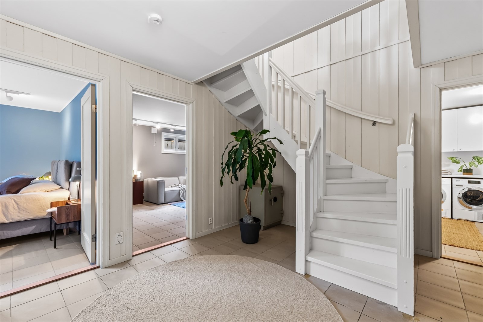 Kjelleretasjen er en svært anvendelig del av boligen og inneholder entré, hall med trapp, to kjellerstuer, vaskerom, bad/wc, teknisk rom og bod. Galleribilde