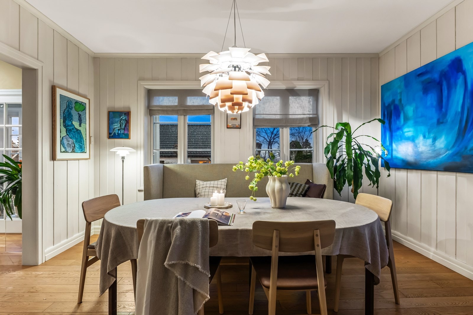 God plass til et romslig spisebord hvor mange gode måltid kan nytes. Galleribilde