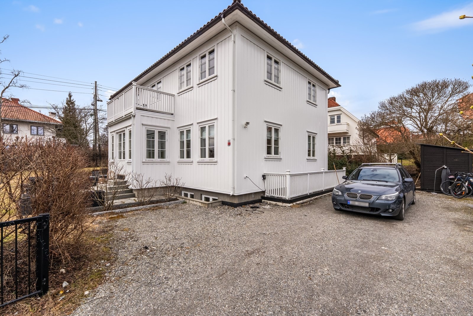 Boligen har svært hyggelige uteområder med vinterhage, terrasse, platting og en stor, solrik hage, som gir flotte rammer for både avslapning, lek og sosiale sammenkomster. Galleribilde
