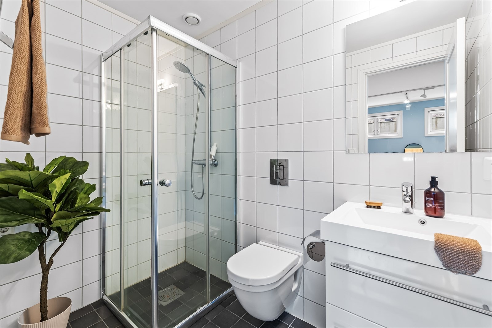 Badet har flislagte veggflater og malte plater i himling med fast montert belysning. Gulvet er flislagt og har nedstøpte varmekabler. Galleribilde
