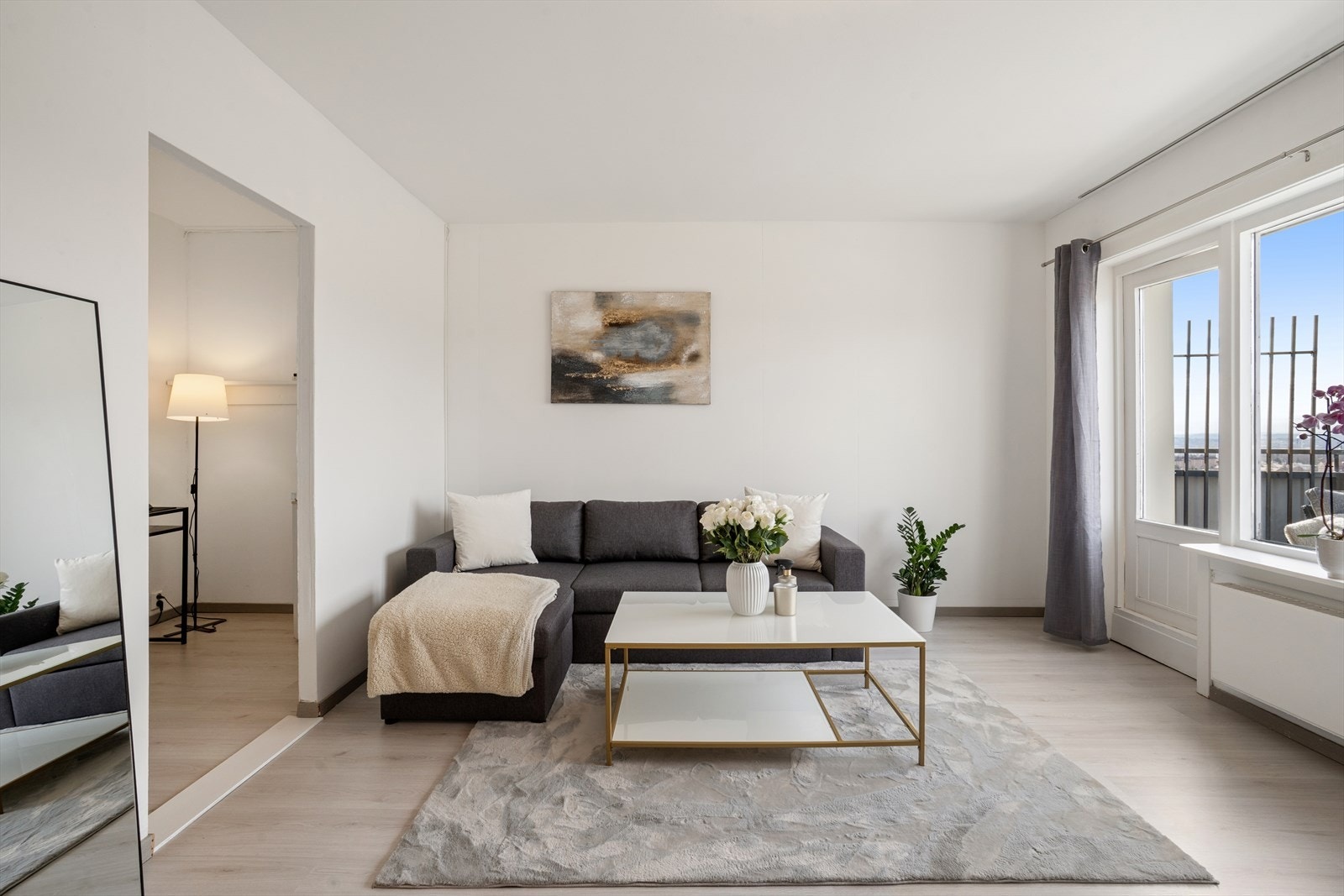 Her er det god plass til mediebenk, sofagruppe og bord. Galleribilde