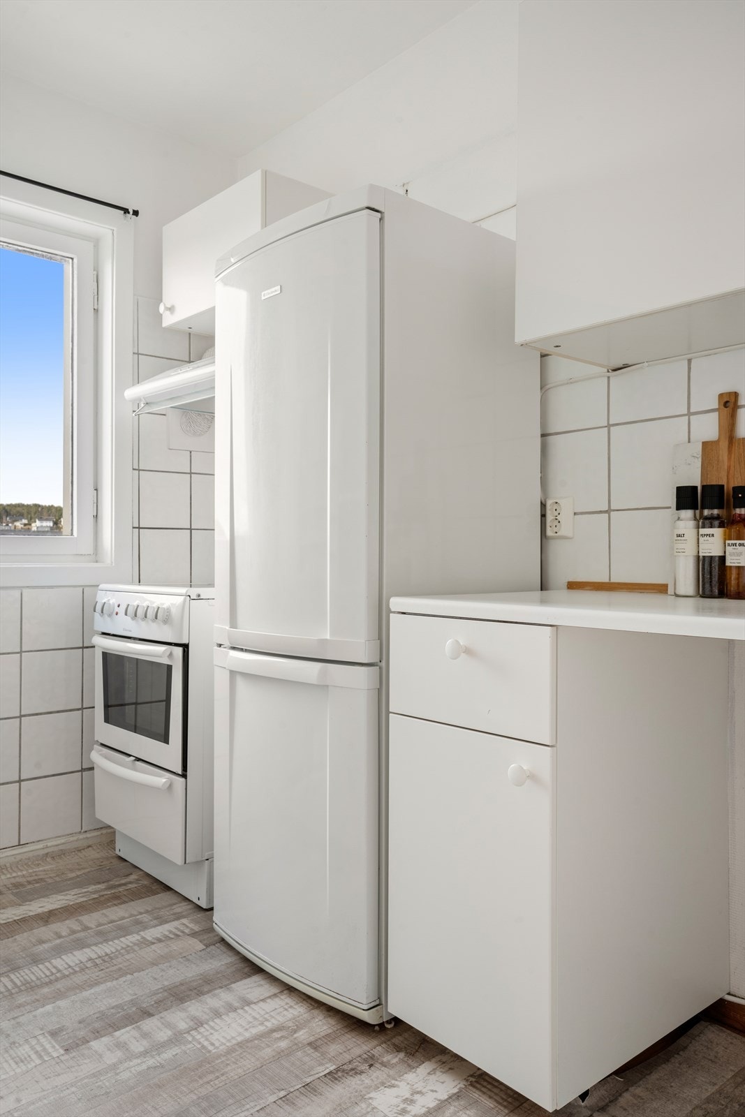 Benkeplater av laminat med nedfelt kum i rustfritt stål og ett-greps blandebatteri. Galleribilde