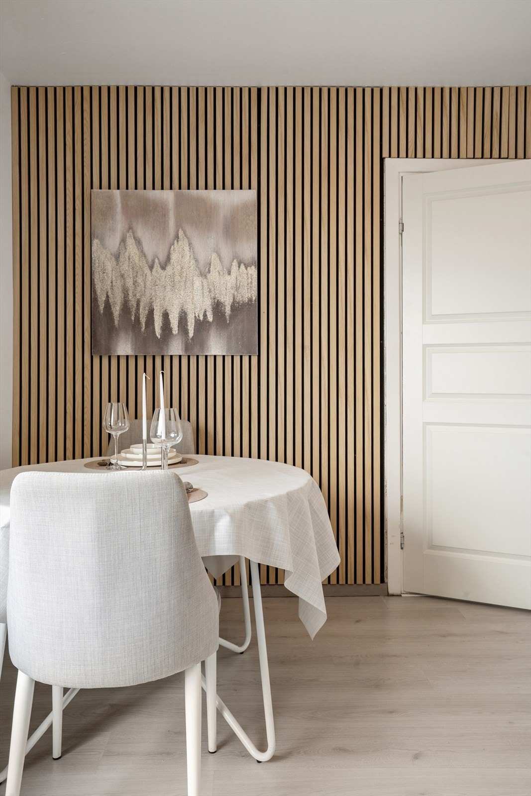 Stilrent spiseområde med dekorativ spilevegg. Galleribilde