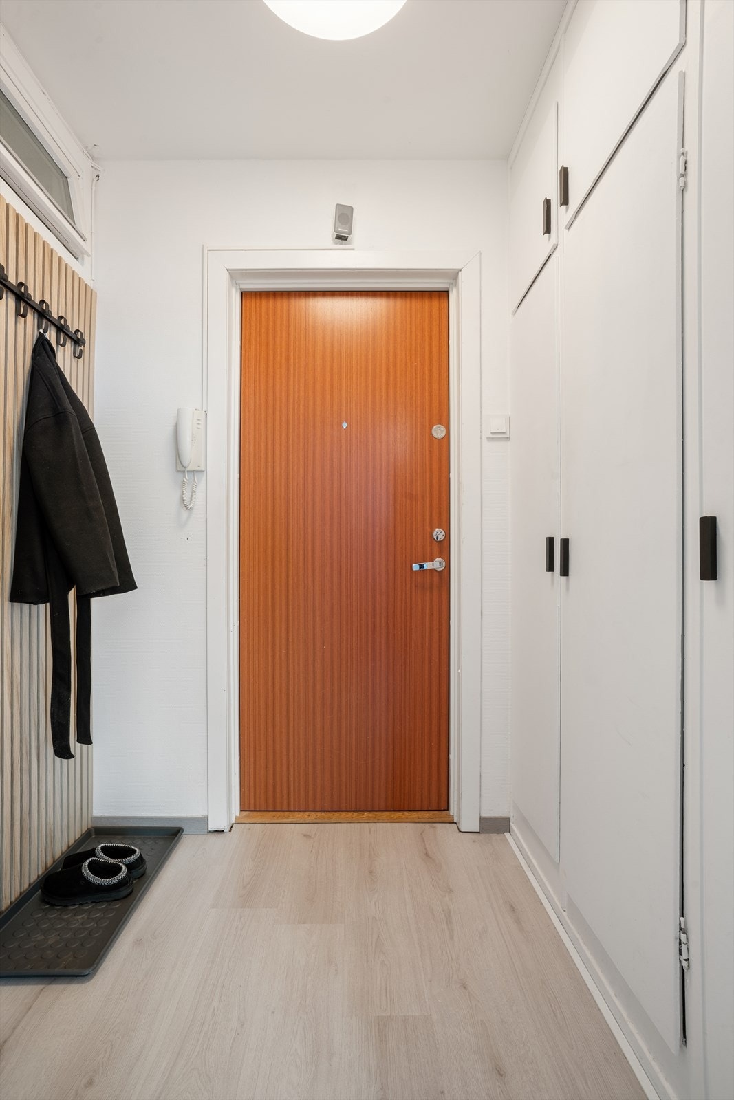 Du ønskes velkommen inn i en romslig entré. Galleribilde