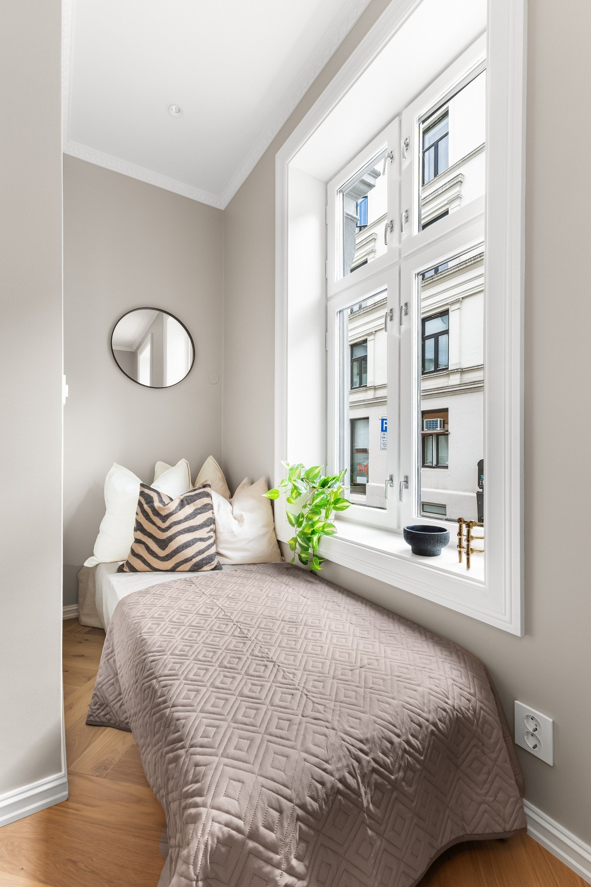 Her kan du ha seng som forevist eller i høyden med lagring under! Eller som garderobe og kontorhjørne Galleribilde