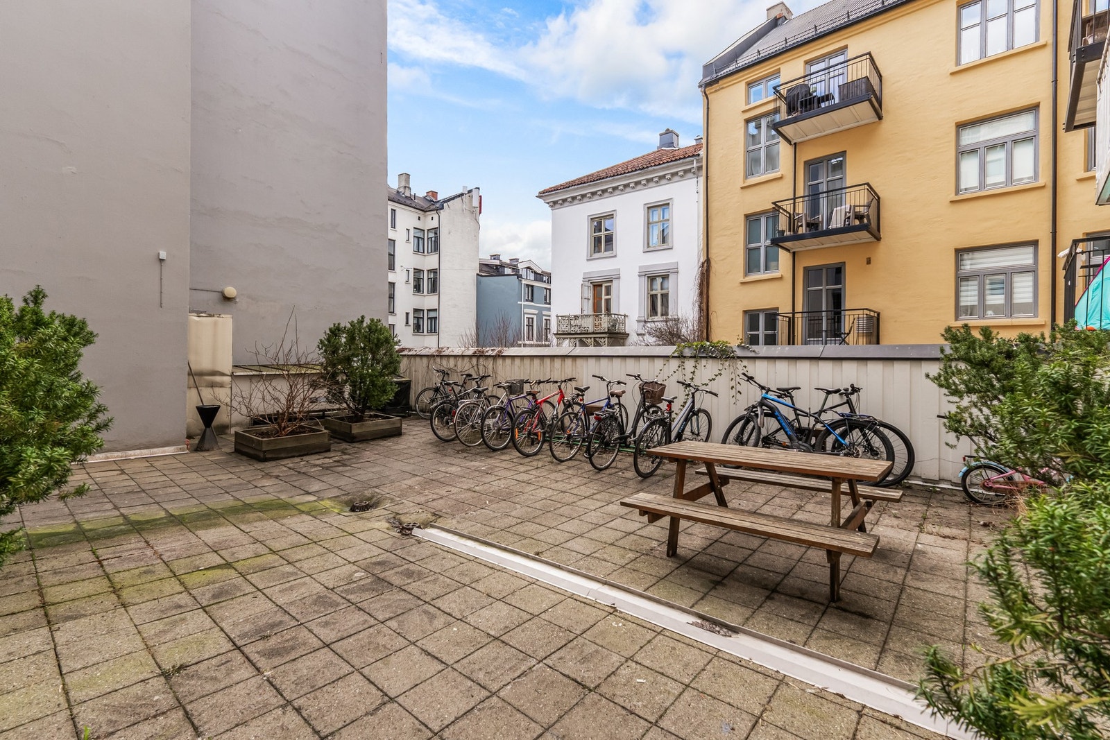 Adskilt bakgård med sittegrupper og sykkelparkering Galleribilde