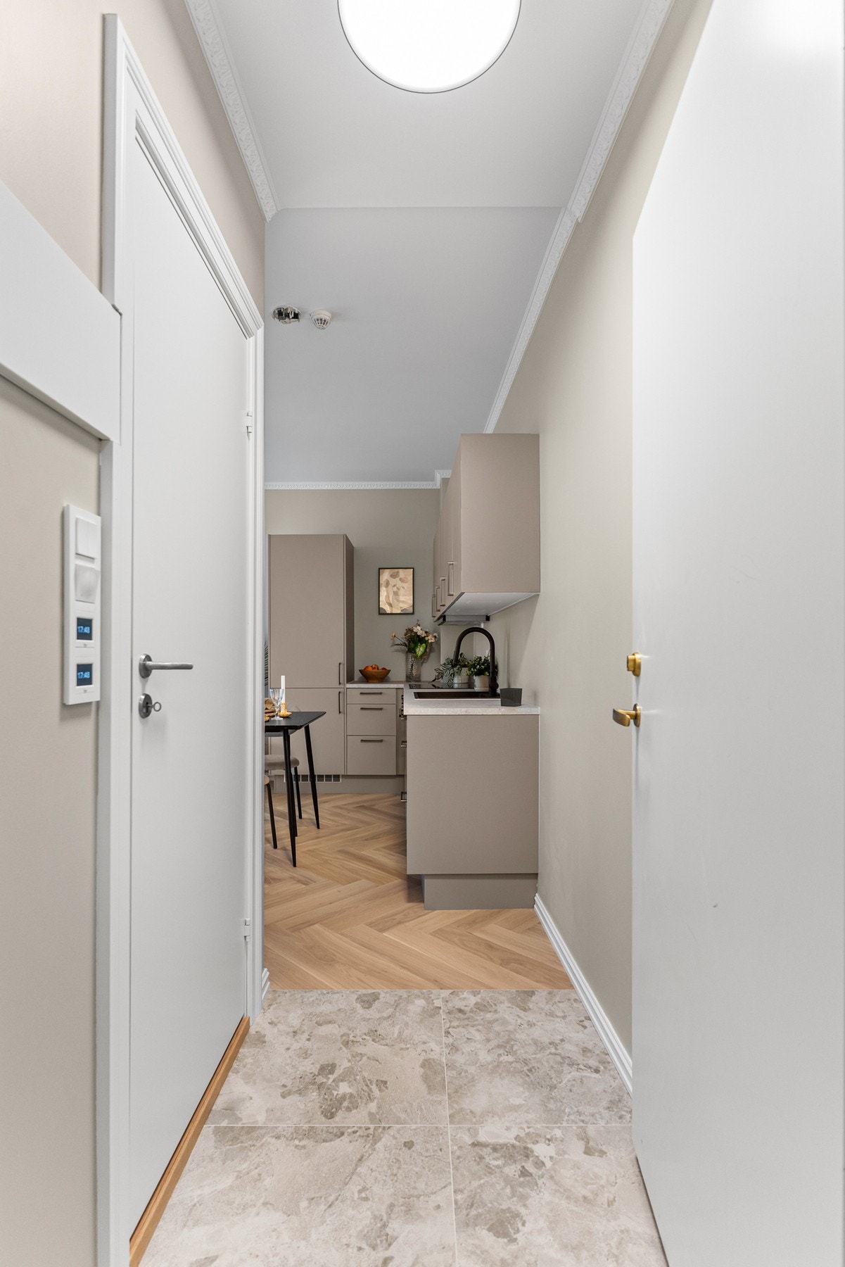 Gangen er flislagt med stilrene 60x60 terrasso fliser med gulvvarme! Galleribilde